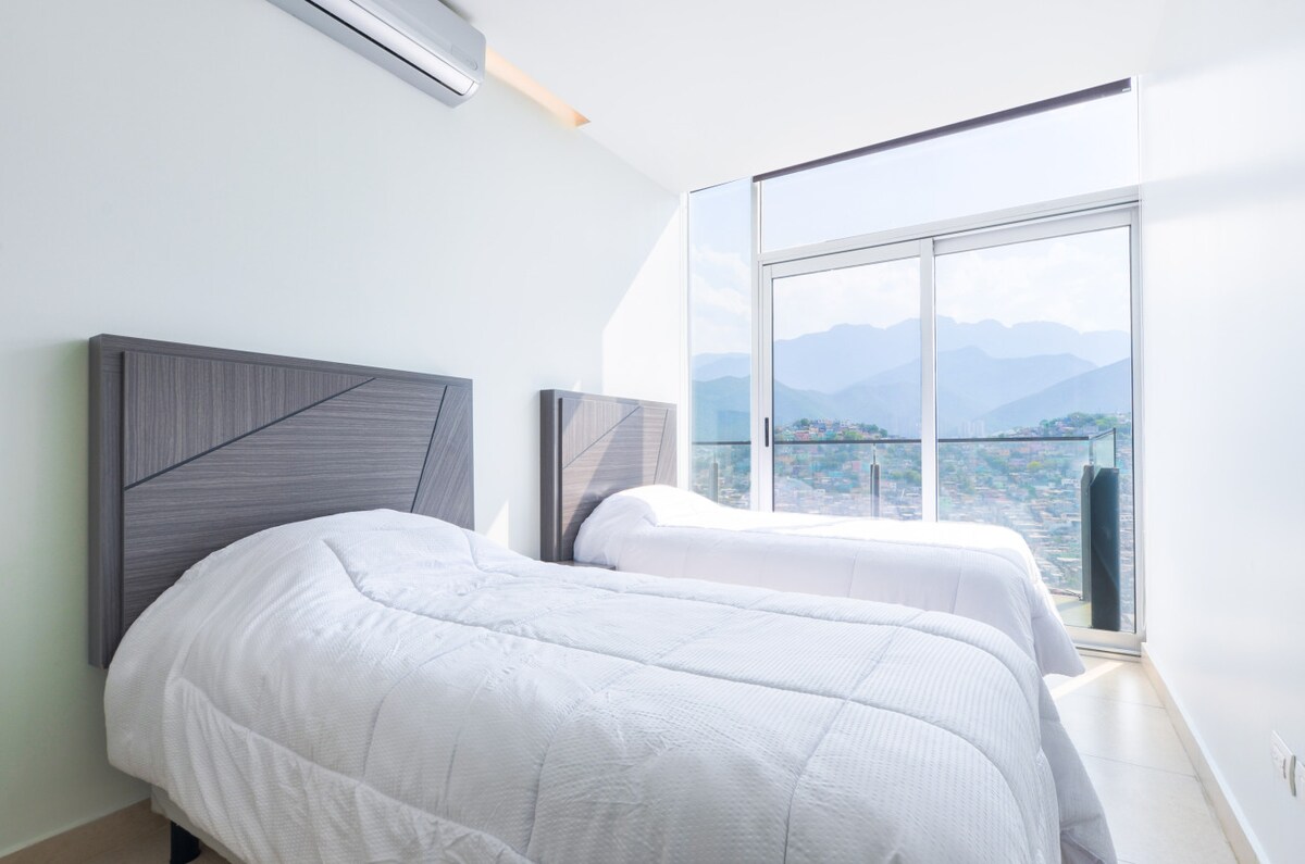 Twee eenpersoonsbedden, met balkon en panoramisch uitzicht.