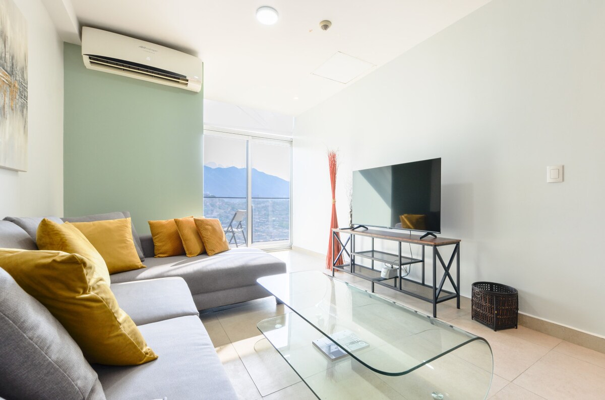 Comfortabele woonkamer met tv en panoramisch uitzicht.