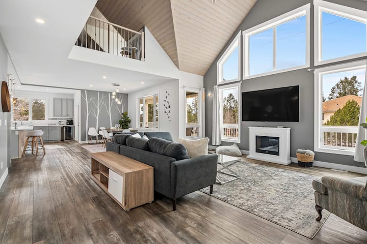Radiant Retreat | Sleeps 13 + Loft | Stunning View