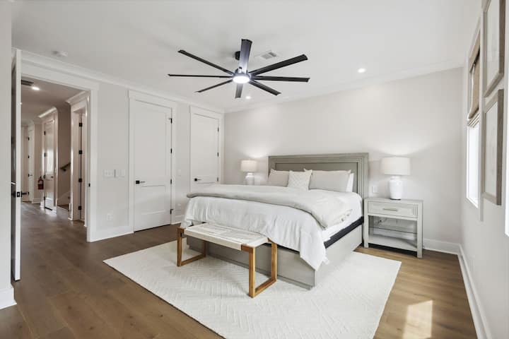 Dormitorio 5 - Elegante suite king con baño privado en suite con bañera de inmersión y ducha a ras de suelo