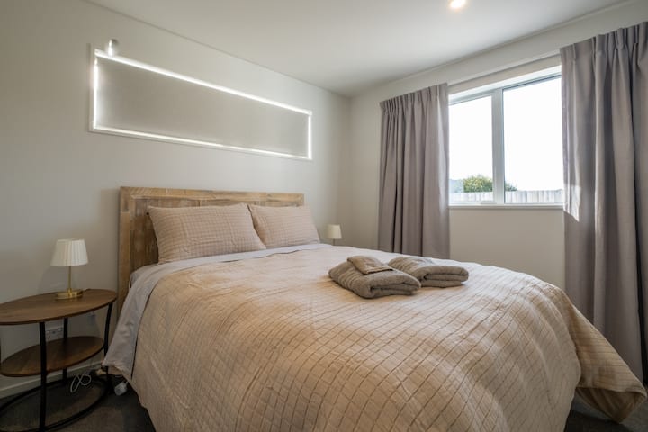 La recámara dos cuenta con una cómoda cama queen, con sábanas y toallas limpias para una estancia relajada y práctica.