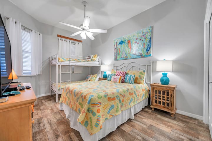 Vesela dječja soba s dva zasebna kreveta, zabavnim uređenjem i svijetlim, privlačnim ugođajem.