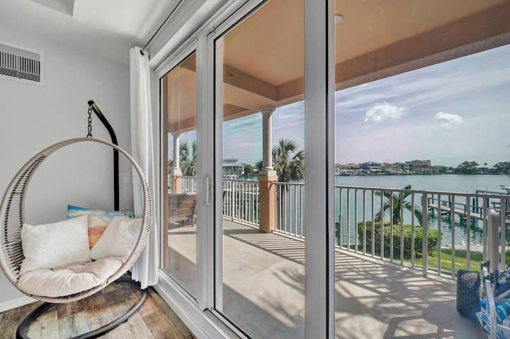 Pristup balkonu s kliznim vratima koja se otvaraju na svjež zrak i miran vanjski krajolik.