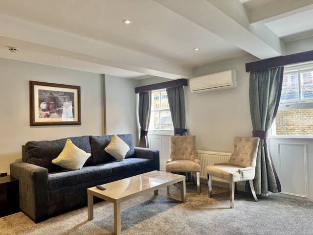 2 Bed/2 Bath Brand New Modern Flat with Air Con gallery image 3