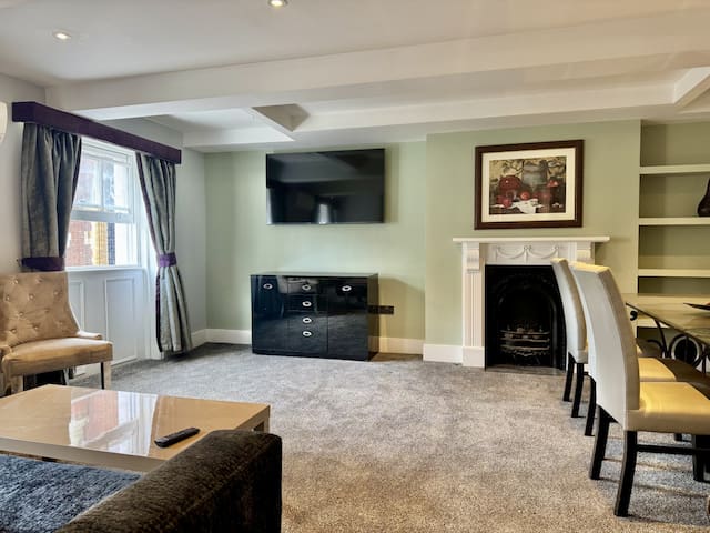 2 Bed/2 Bath Brand New Modern Flat with Air Con