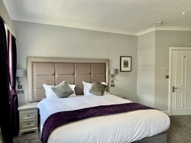 2 Bed/2 Bath Brand New Modern Flat with Air Con gallery image 5