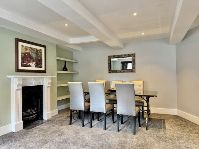 2 Bed/2 Bath Brand New Modern Flat with Air Con gallery image 4