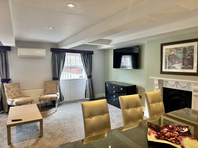 2 Bed/2 Bath Brand New Modern Flat with Air Con gallery image 2