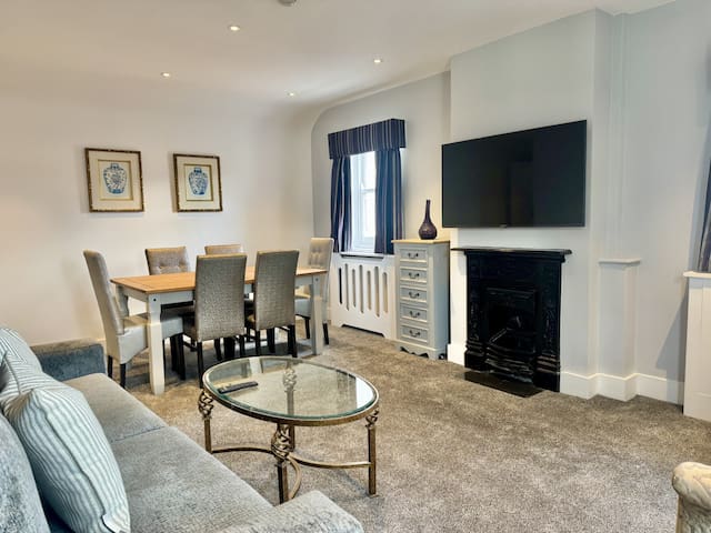 3 Bed/3 Bath Brand New Modern Flat with Air Con