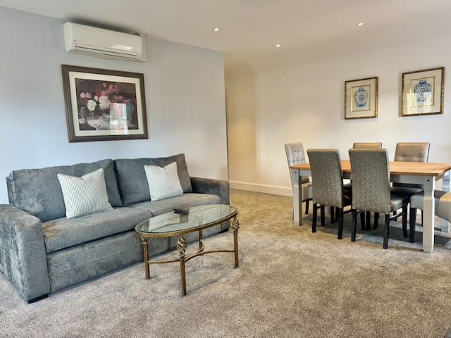 3 Bed/3 Bath Brand New Modern Flat with Air Con gallery image 3