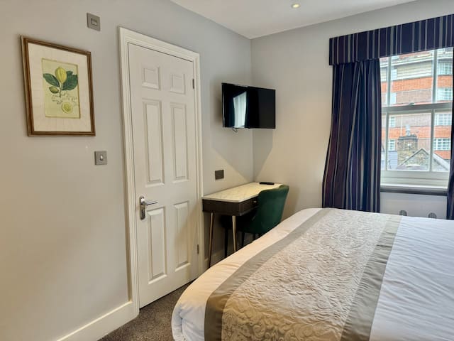 3 Bed/3 Bath Brand New Modern Flat with Air Con gallery image 5