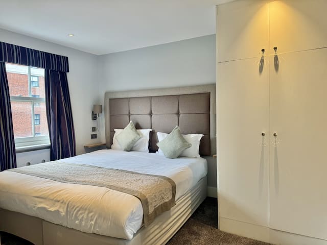 3 Bed/3 Bath Brand New Modern Flat with Air Con gallery image 4