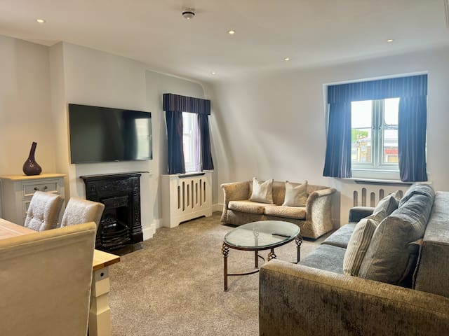 3 Bed/3 Bath Brand New Modern Flat with Air Con gallery image 2