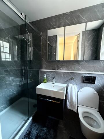 Covent Garden 2-Bed Apt, Sleeps 6, 4 Mins to Tube gallery image 4