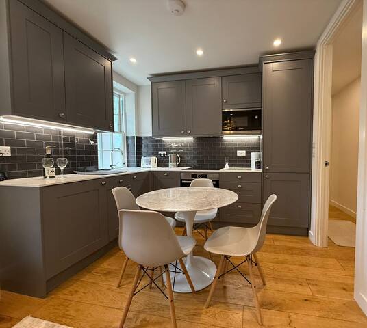 Covent Garden 2-Bed Apt, Sleeps 6, 4 Mins to Tube gallery image 2