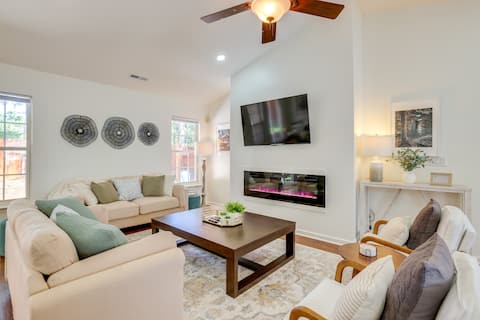 Mini Putting Green & Fire Pit: Simpsonville Gem