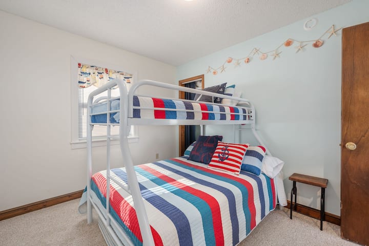 KDH425: Kill Devil Hills 425 | ML Bedroom 1 - Pyramid Bunk, Deck Access