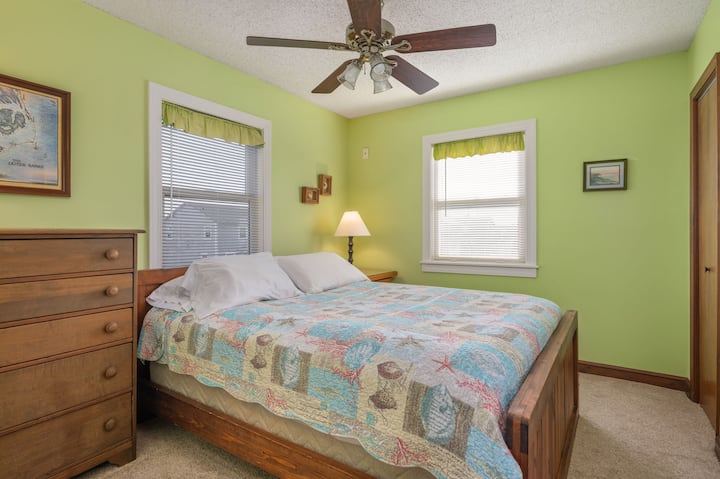 KDH425: Kill Devil Hills 425 | TL Bedroom 2 - King, Shared Bath, Deck Access
