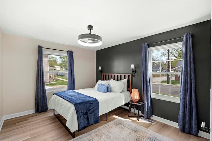 Modern Comfort Queen Room დაისვენეთ ამ მზით განათებულ საცხოვრებელში, რომელშიც არის ორადგილიანი საწოლი, დამამშვიდებელი მუქი აქცენტის კედელი და მყუდრო ტექსტურები. Ორმაგი ფანჯრები უზრუნველყოფს შესანიშნავ ბუნებრივ განათებას, ხოლო უშუქო ფარდები და რბილი თეთრეული უზრუნველყოფს მშვიდ ღამეებს.