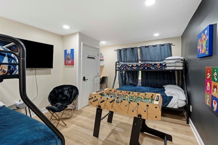  Თამაში ჩართულია საბოლოო საბავშვო ზონაში! ️ Ამ მხიარულ ოთახში არის ორი ორადგილიანი ორსართულიანი საწოლი, ფოსბოლის მაგიდა, სმარტ-ტელევიზორი და მხიარული Super Mario დეკორი - იდეალურია ბავშვებისთვის ან ახალგაზრდებისთვის განტვირთვის, თამაშისა და მოგონებების შესაქმნელად.