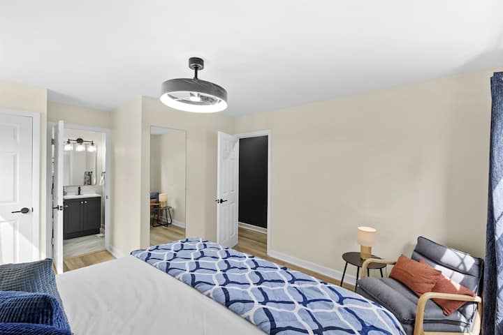 King Suite ცალკე სააბაზანოთი ფართო დიდი საძინებლით მყუდრო დასაჯდომით, სრულმეტრაჟიანი სარკითა და ცალკე სააბაზანოთი. Ნათელი, თანამედროვე და იდეალური კომფორტული საცხოვრებელი ვალპოსთან და დუნესთან ახლოს.