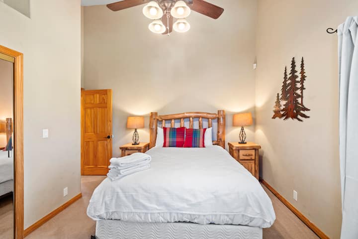 Chumba cha 2 cha kulala kina kitanda aina ya queen. (Linaker Lodge)