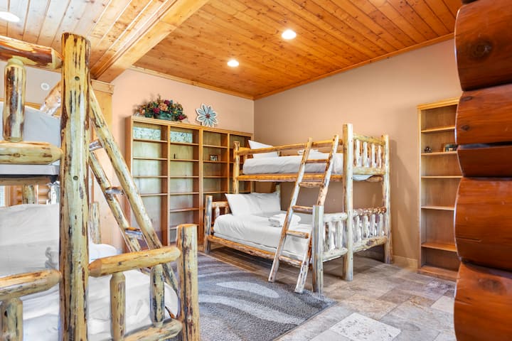 Chumba cha 4 cha kulala kina kitanda 2 cha ghorofa mbili. (Eagle Ridge Retreat)