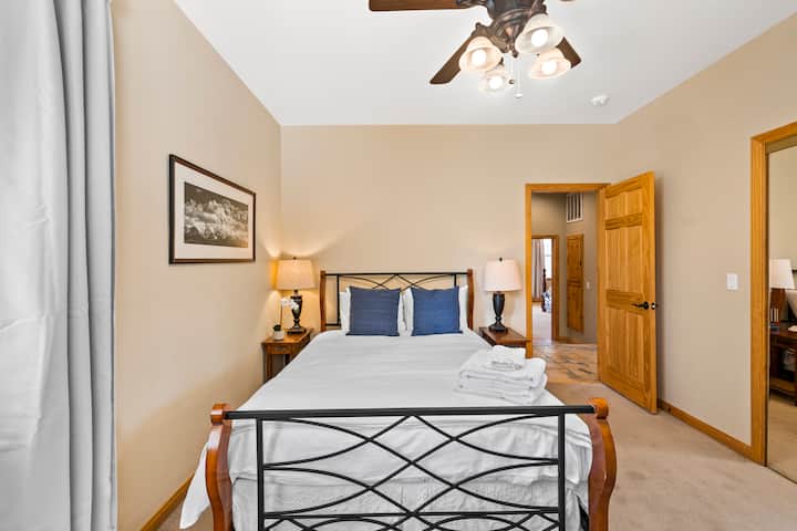 Chumba cha 3 cha kulala kina kitanda aina ya queen. (Linaker Lodge)