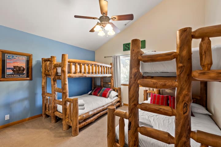 Chumba cha 4 cha kulala kina vitanda 2 vya ghorofa. (Linaker Lodge)