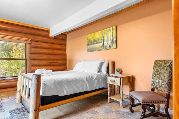 Chumba cha 2 cha kulala kina kitanda aina ya queen. (Eagle Ridge Retreat).