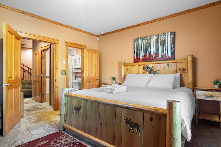 Chumba cha kulala cha msingi kina kitanda aina ya king. (Eagle Ridge Retreat)