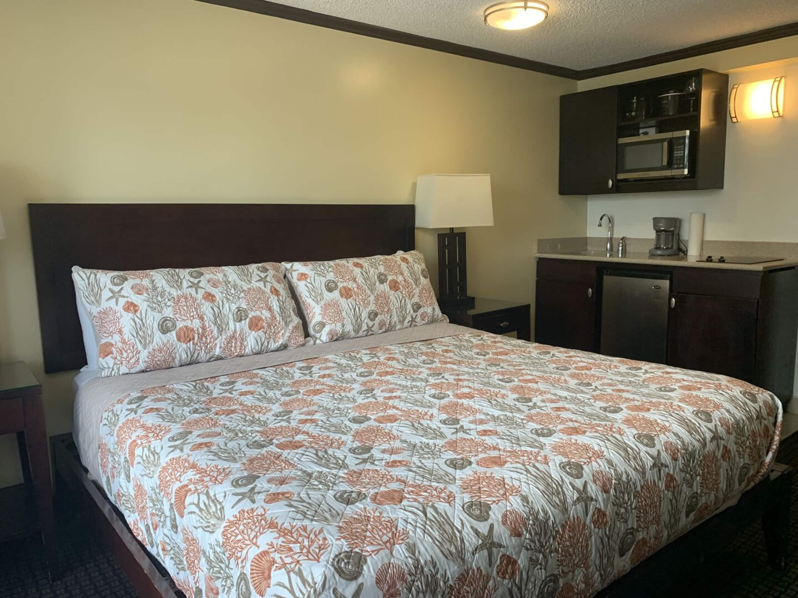 Condo in Honolulu · ★4.52 · 1 bedroom · 1 bed · 1 private bath - Image 1