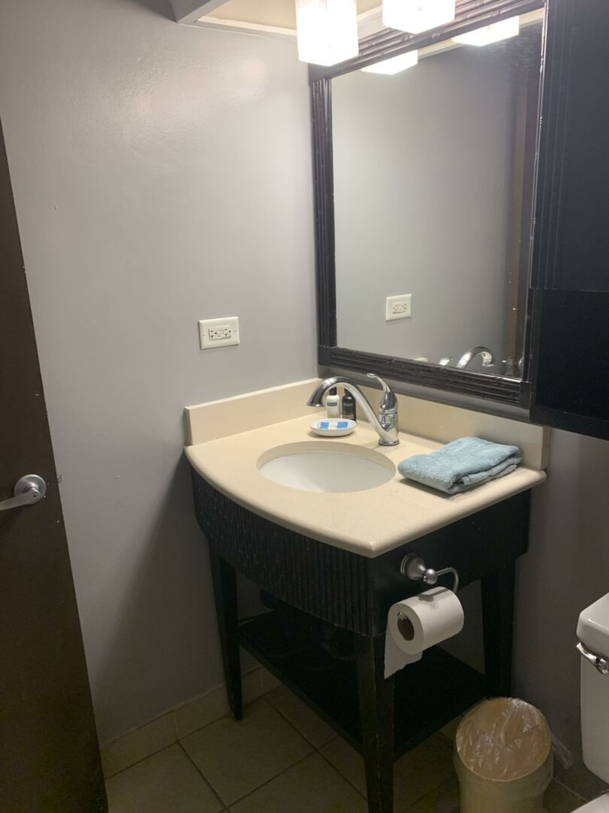 Condo in Honolulu · ★4.52 · 1 bedroom · 1 bed · 1 private bath - Image 7