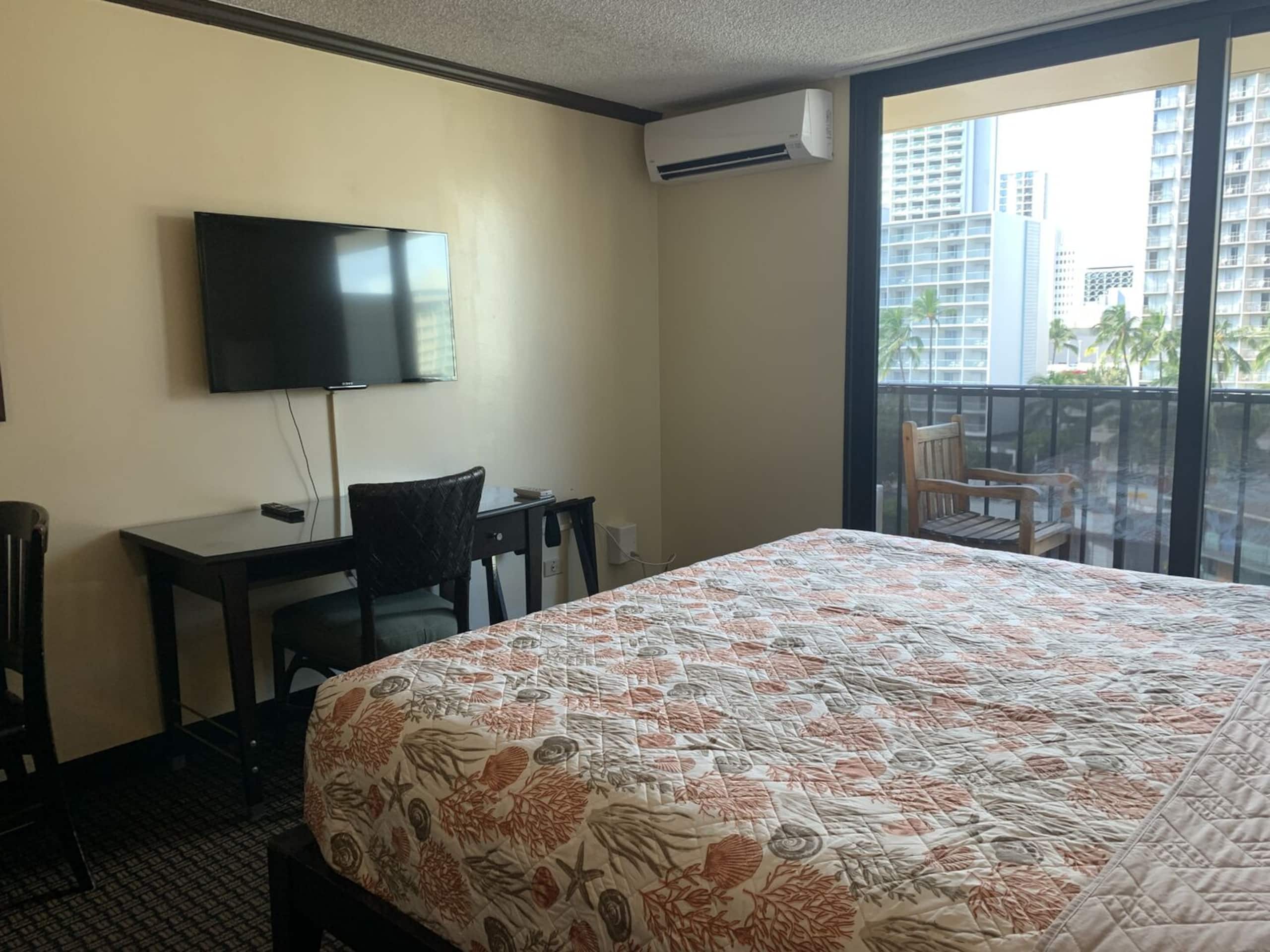 Condo in Honolulu · ★4.52 · 1 bedroom · 1 bed · 1 private bath - Image 2