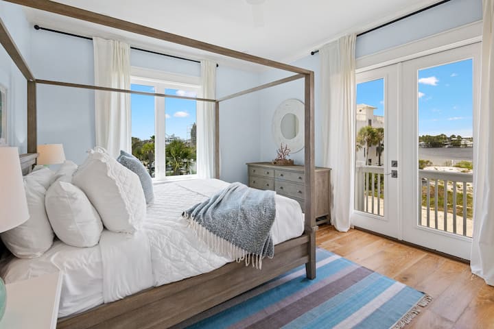 تحتوي غرفة النوم في بيت العربة على سرير كينج وإطلالة على البحيرة.