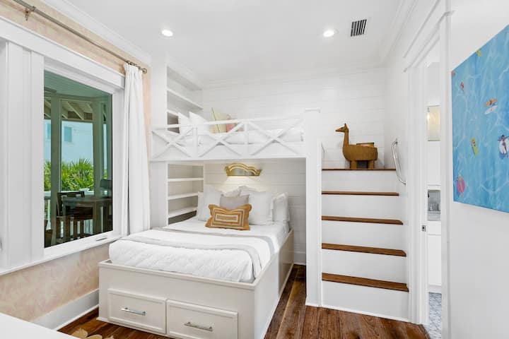 تحتوي غرفة النوم رقم 5 على سرير مزدوج فوق سرير كامل، وتلفزيون ذكي وحمام داخلي.