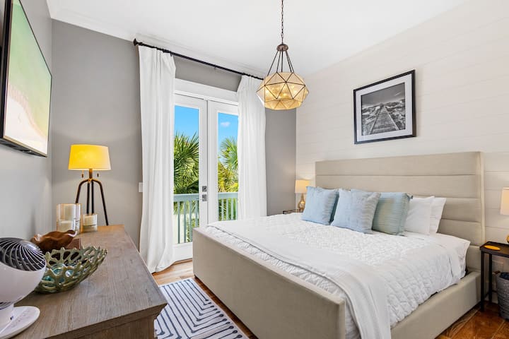 تحتوي غرفة النوم رقم 3 على سرير كينج وتلفزيون ذكي وشرفة.