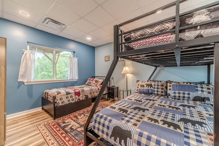 Camera da letto indipendente nel seminterrato con letto matrimoniale XL e letto singolo XL aggiuntivo