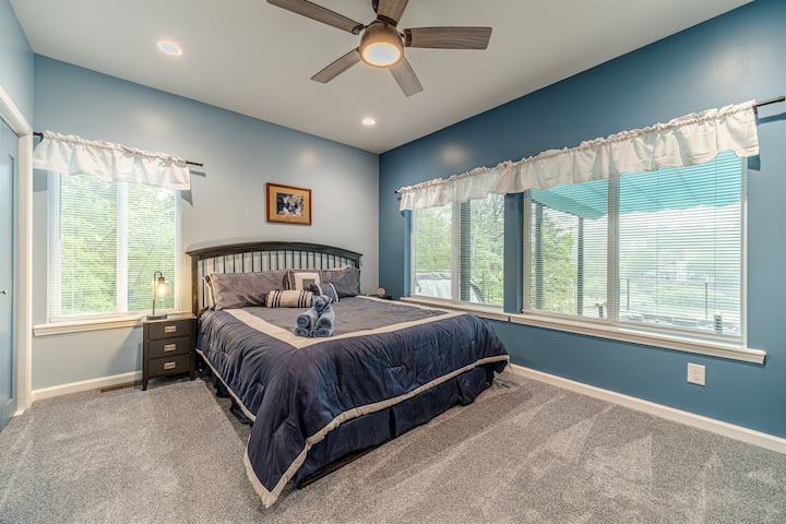 Camera da letto principale con letto matrimoniale grande