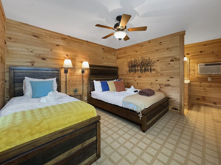 חדר שינה קווין/טווין מס '3: מקום מפלט מואר ומרווח עם קסם כפרי, מושלם למשפחות עם מיטת קווין סייז ומיטת טווין.