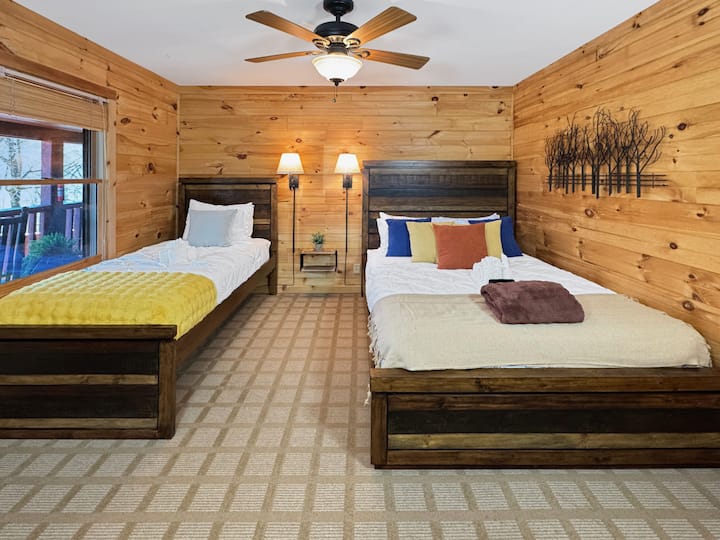 חדר שינה קווין/טווין מס '6: מואר ומאוורר עם מבטאים מעץ ועיצוב תוסס לנופש נינוח!