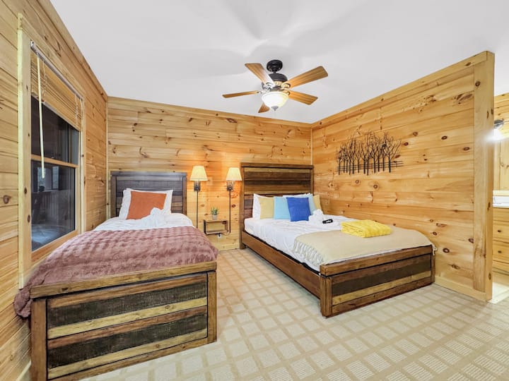 חדר שינה קווין/טווין מס '4: מקום מפלט מואר ומאוורר עם קסם כפרי, מיטות נוחות ועיצוב בהשראת הטבע!