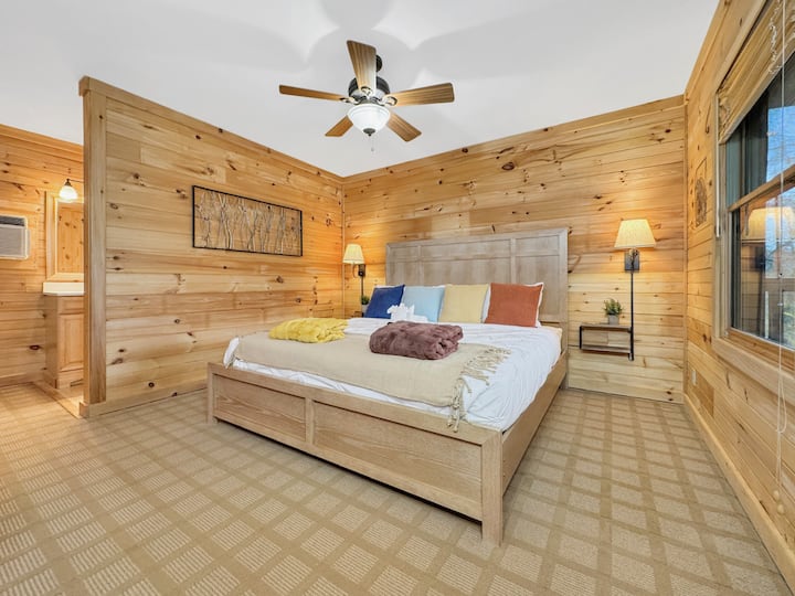 חדר שינה קינג מס '1: תיהנו מלילות נינוחים במיטת הקינג סייז הזו, מוקפת במבטאים מעץ חם ובאור טבעי!