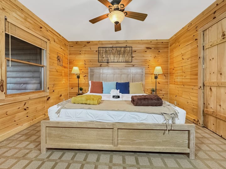 חדר שינה מס '5: דגשים מעץ כפרי נגיש לכיסא גלגלים וכריות תוססות יוצרים מפלט מושלם בהרים!