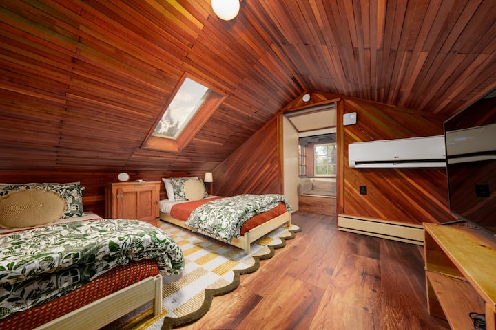 Roshani ya kupendeza iliyo na vitanda viwili, mwonekano wa anga na kona ya kusoma yenye starehe