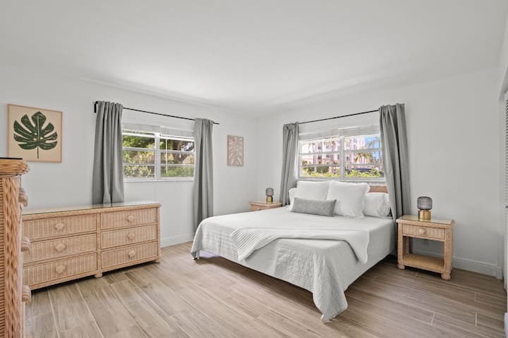 Mfalme mwingine mwenye starehe anasubiri!  Chumba hiki cha pili cha kulala katika Nyumba ya 1 kinatoa sehemu nzuri na ya kuvutia kwa ajili ya kulala usiku kwa utulivu. 