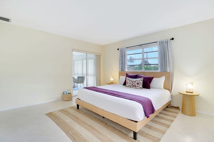 Pumzika kwa starehe katika chumba cha pili cha kulala katika Nyumba ya 3!  Chumba hiki kina kitanda kikubwa cha King, kuhakikisha usingizi wa usiku wa kupumzika kwa wageni wetu wote. 