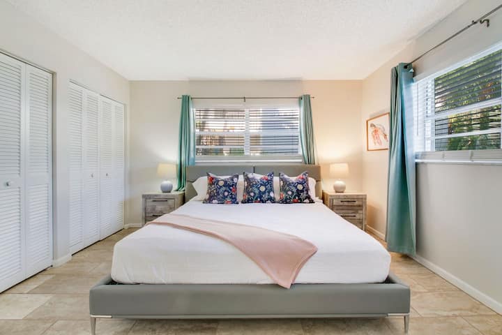 Karibu kwenye chumba cha kulala cha pili katika Nyumba ya 2!  Chumba hiki chenye nafasi kubwa kina kitanda kikubwa na milango rahisi ya kuteleza inayoelekea moja kwa moja kwenye baraza kwa ajili ya ufikiaji rahisi wa nje. ☀️