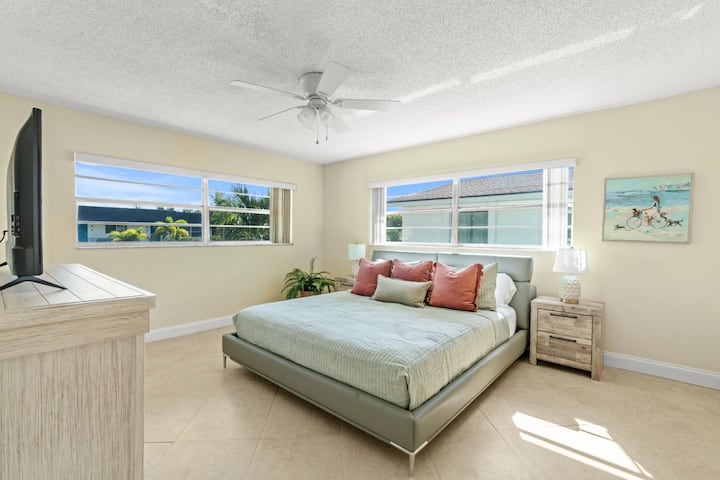 Amka ukiwa umeburudishwa katika Chumba Maalumu cha Chumba cha 4! ☀️ Ikiwa na bafu la malazi na mwanga mwingi wa asili, ni mapumziko yenye utulivu. ✨