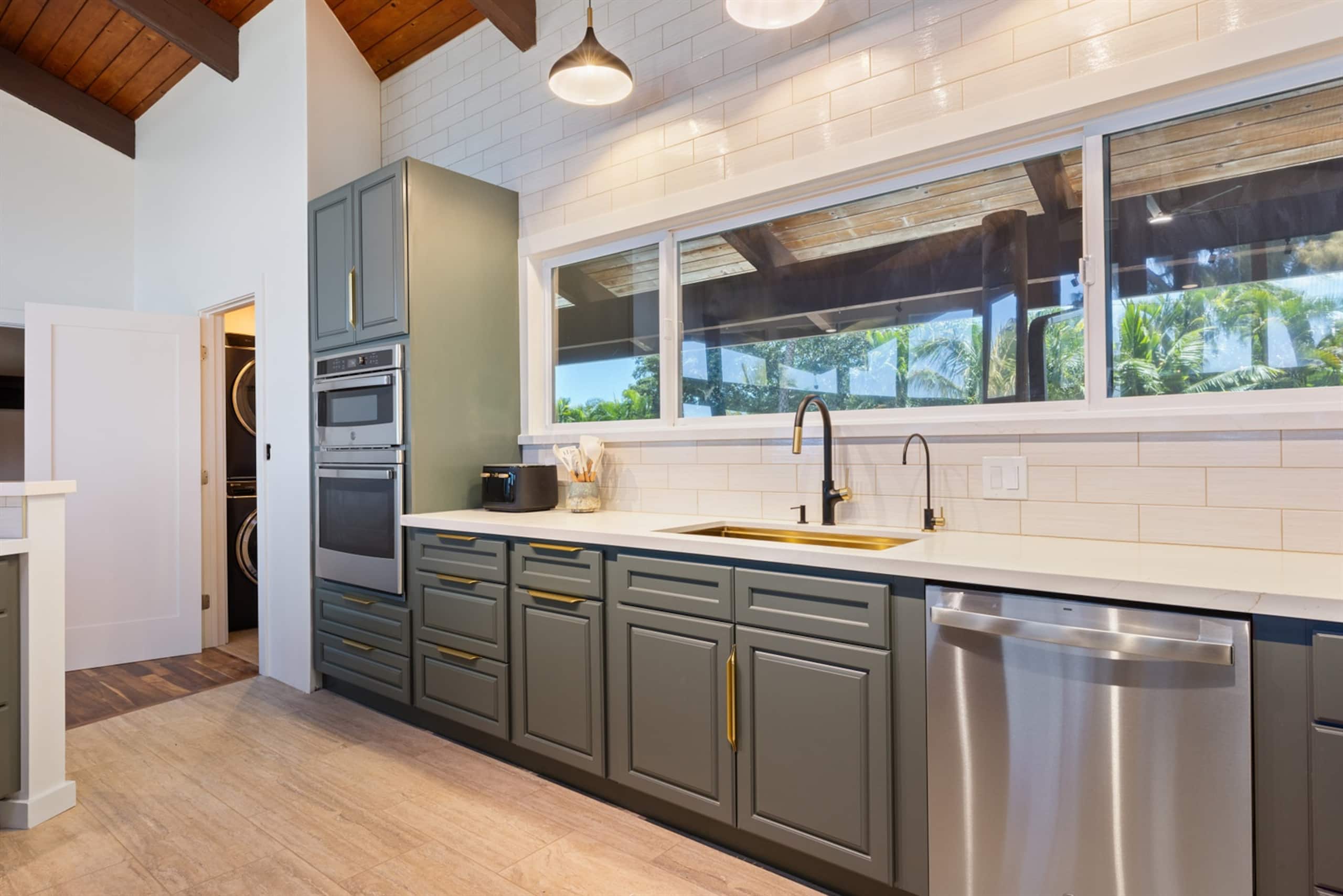 Guesthouse in Kahuku · ★4.95 · 6 bedrooms · 10 beds · 5 baths - Image 4